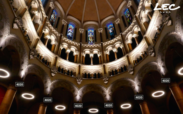 <p><strong style="font-style:normal">Luminy 2 - 4020</strong> spotlights have been installed to bring forward the leading arches supported by columns bordering the Choir of the church.</p>
