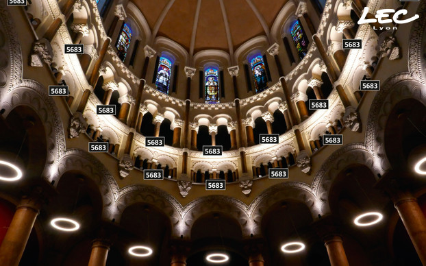<p>The uppermost sections of the Choir are being illuminated using <strong style="font-style:normal">LIMA 5683</strong> linear spotlights.</p>
