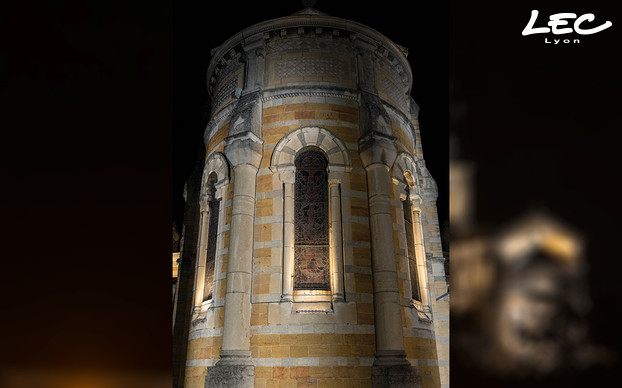<p>2 other 4060 projectors, attached to existing elements, illuminate the outside of the main body of the church.</p>
