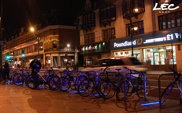 <p>11x 5620-Brunei lightbars in blue placed all along the bicycles station slot.</p>
