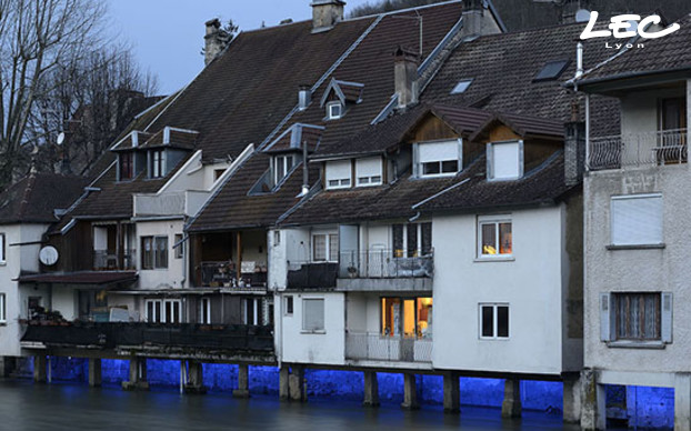 <p>Corbelled houses located on the river banks with 75x 5633-CKLW-LZ Arches light bars, slightly animated and controlled by DMX. It flows gently along the La Loue river.</p>
