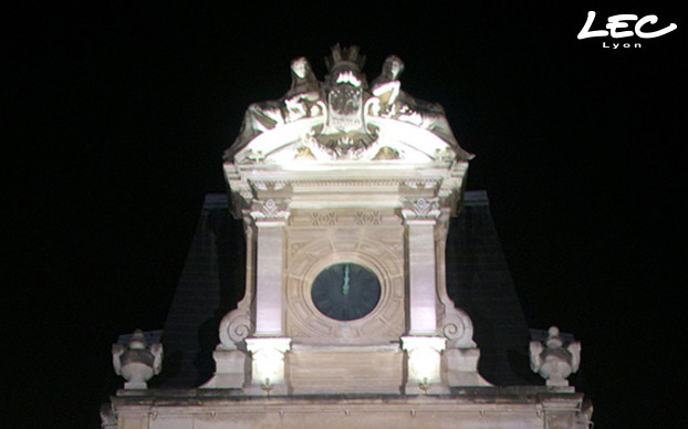 <p>- 2x 4020-CE-20 Luminy 2 to uplight statues above the clock;<br />
- 4x 4020-CE-36 to illuminate the clock and its front facade;</p>
