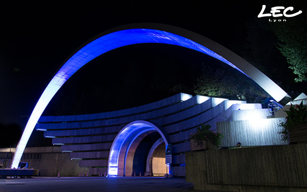 <p>14x  4040-Luminy 4 projectors in cold white, 10° optic allow a sideway lighting of the concrete blocks installed on the sides of the Italian entrance tunnel.</p>
