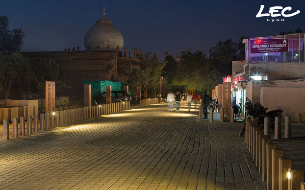 <p>The projectors Chateauneuf - 1570CL-CE4 are positionned at 0,5 meters above ground and installed inside stone bollards, placed every 7.5m on over 2.5 km of pathway leading to the Taj Mahal.</p>
