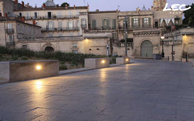 <p>12x 4330-Saint Jean LED wall projectors, in warm white with wide optics, are flush-embedded into the stone benches and light up the pavement.</p>
