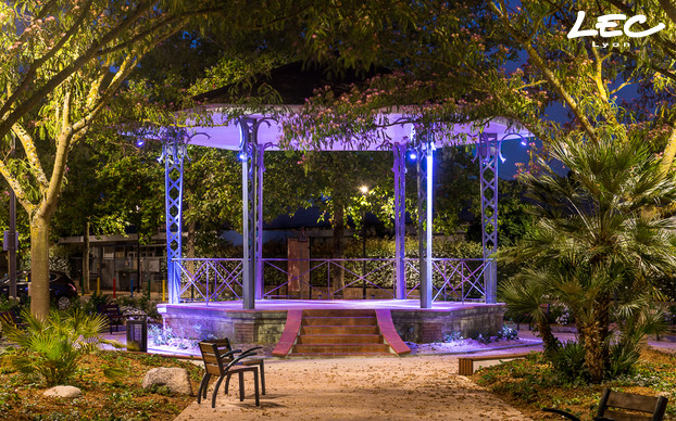 <p>Lighting lines are traced down on the ground over the entire hexagonal kiosk perimeter with six 4040-Luminy 4 projectors.</p>
