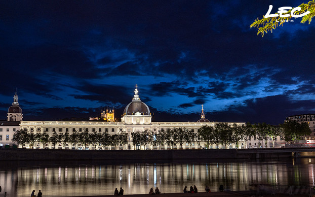 <p>Lighting studies began in April 2012 and work was completed in June 2019. Now, visitors to the banks of the Rhône can admire this magnificent building until midnight, when the lights go out.</p>
