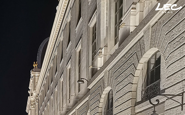<p>LEC 4660 Corsica spotlights illuminate the second level of the façade. Thanks to their adjustable heads and telescopic arms and the wide choice of optics available, these offer every possible setting option, enabling “customised” lighting to showcase the façades and accentuate their reliefs.</p>
