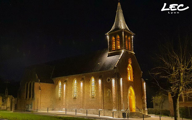 <p>Plusieurs types de luminaires LEC ont été installés pour éclairer et sublimer l'église de Saint-Maurice; des <strong>Luminy (4020)</strong> pour un éclairage de haut en bas afin de souligner la façade et les arrêtes du clocher, des <strong>Clem (5651)</strong> pour l'intérieur du clocher, des <strong>Arches (5633)</strong> pour sublimer les vitraux et des <strong>Albi (5712)</strong> pour mettre en valeur le porche.</p>
