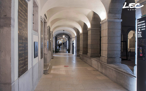 <p>Inside the Grand Hôtel Dieu, in some corridors and all around the cloister, LEC 5633 Arches spotlights illuminate the vaults. These spotlights, with adjustable direction and equipped with specific optics, provide a warm, soothing lighting for visitors.</p>
