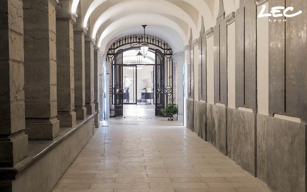 <p>Inside the Grand Hôtel Dieu, in some corridors and all around the cloister, LEC 5633 Arches spotlights illuminate the vaults. These spotlights, with adjustable direction and equipped with specific optics, provide a warm, soothing lighting for visitors.</p>
