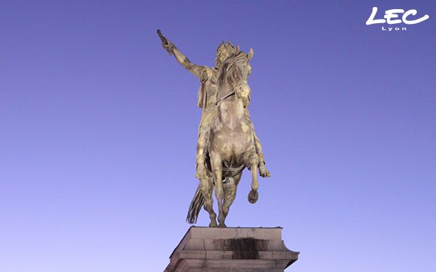 <p>L'éclairage de la statue a été réalisée grâce à 2 <strong>projecteurs 4039 de la gamme LUMINY 4</strong> </p>
