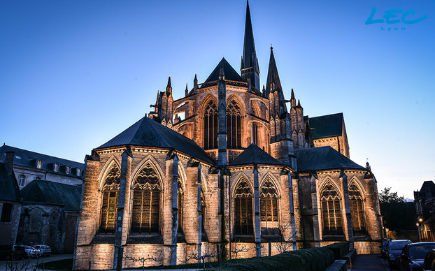 <p>The main principles that underpin the identity of the route are predominantly white light with alternating cold and warm tones and the use of colour on the most emblematic monuments. The Trinity Abbey of Vendôme, founded in 1033, has regained all its majesty.</p>
