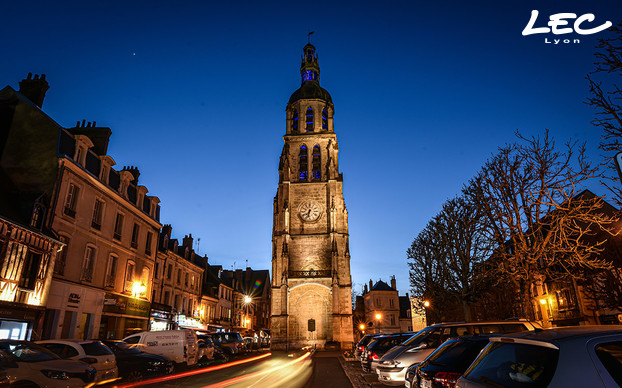 <p>The highest heritage site in the city: the Saint-Jacques Chapel (the bell tower, the stained glass windows and reinforcing of the existing lighting), the entrances to the Town Hall, the inner courtyard of the Oratorians middle school, the Hotel du Saillant, Ronsard Park, rue du Change and Tour Saint-Martin have benefited from this new light route.</p>
