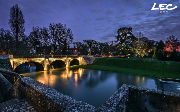 <p>The soberly lit Islette bridge completes a sublime and timeless panorama</p>
