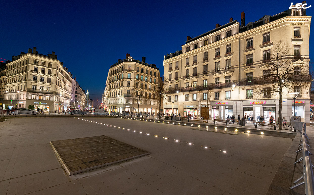 The République street along with its fountain are both equipped with high power LEDs. The République street along with its fountain are both equipped with high power LEDs.