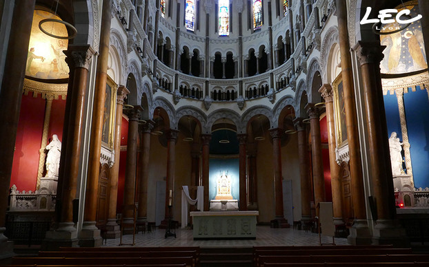 <p>The side Chapels, as well as the back of the Choir, are being illuminated using <strong style="font-style:normal">Luminy2 - 4020</strong> and <strong style="font-style:normal">Luminy 4 - 4040</strong> spotlights.</p>
