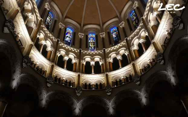 <p>The uppermost sections of the Choir are being illuminated using <strong>LIMA 5683</strong> linear spotlights.<o:p></o:p></p>
