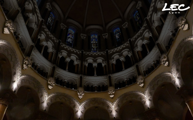 <p><strong>Luminy 2 - 4020</strong> spotlights have been installed to bring forward the leading arches supported by columns bordering the Choir of the church.<o:p></o:p></p>
