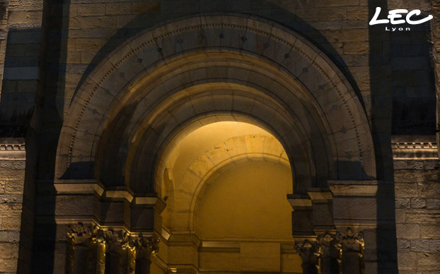 <p>2 LUMINY 2 (4020) projectors illuminate the church’s entrance vault.</p>
