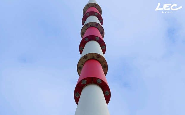 <p>Des luminaires spéciaux, sur la base des projecteurs BORDEAUX (1530), installés en partie inférieure des cônes et éclairant vers le bas, créent un dégradé de lumière en luminance le long du cône et assurent l'éclairage au sol des abords.</p>

<p>STUDIOVICARINI 2022-© LE MORSE</p>
